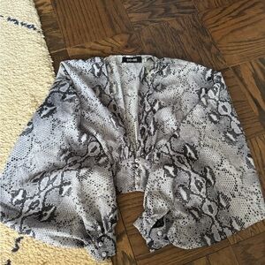 DO+BE Gray Snake Print Top